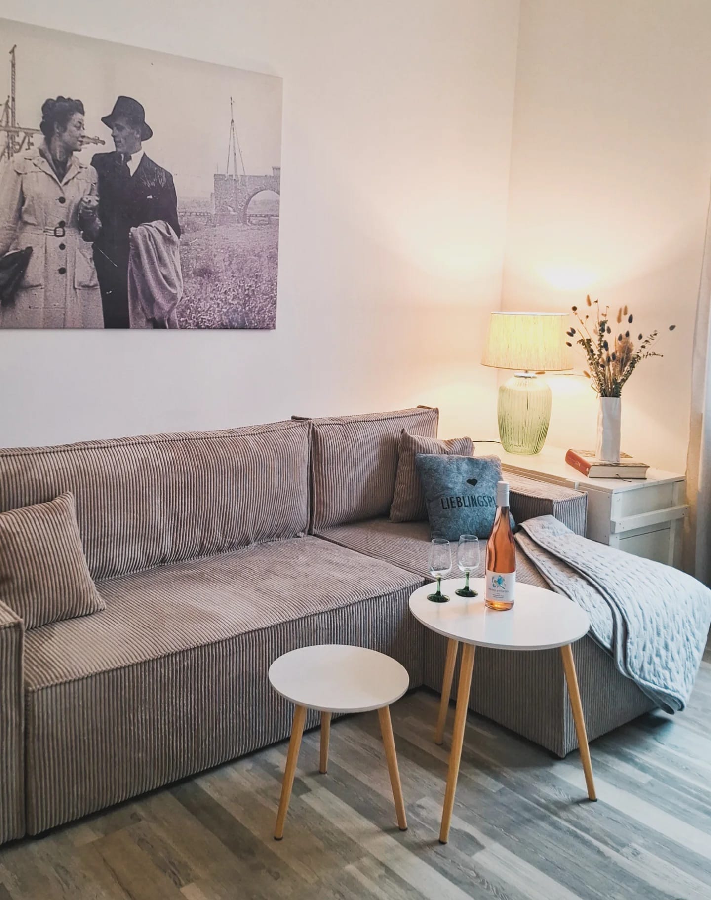 Sofa Ferienwohnung mit Wein